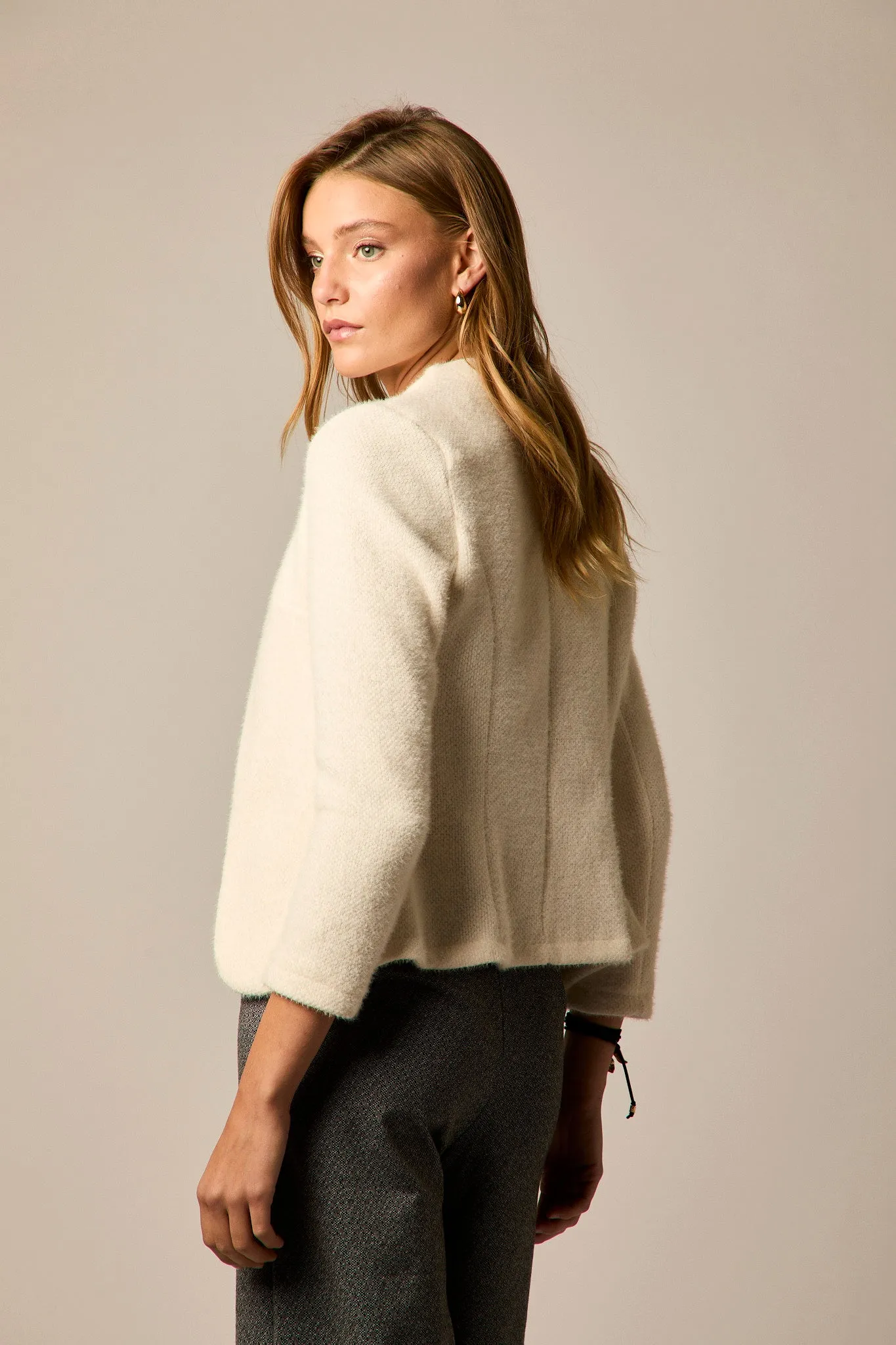 Chaqueta corta efecto pelo crema