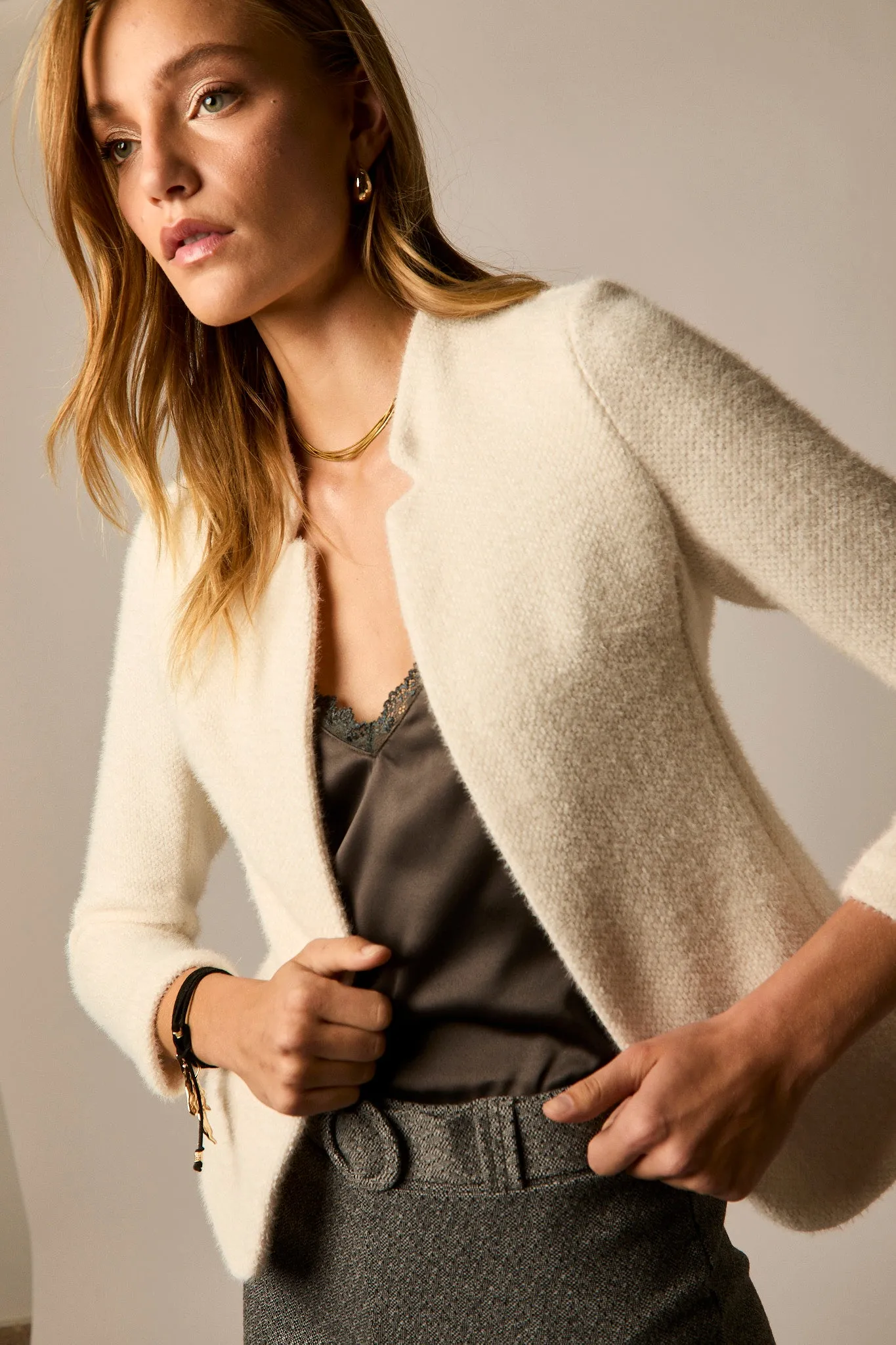 Chaqueta corta efecto pelo crema