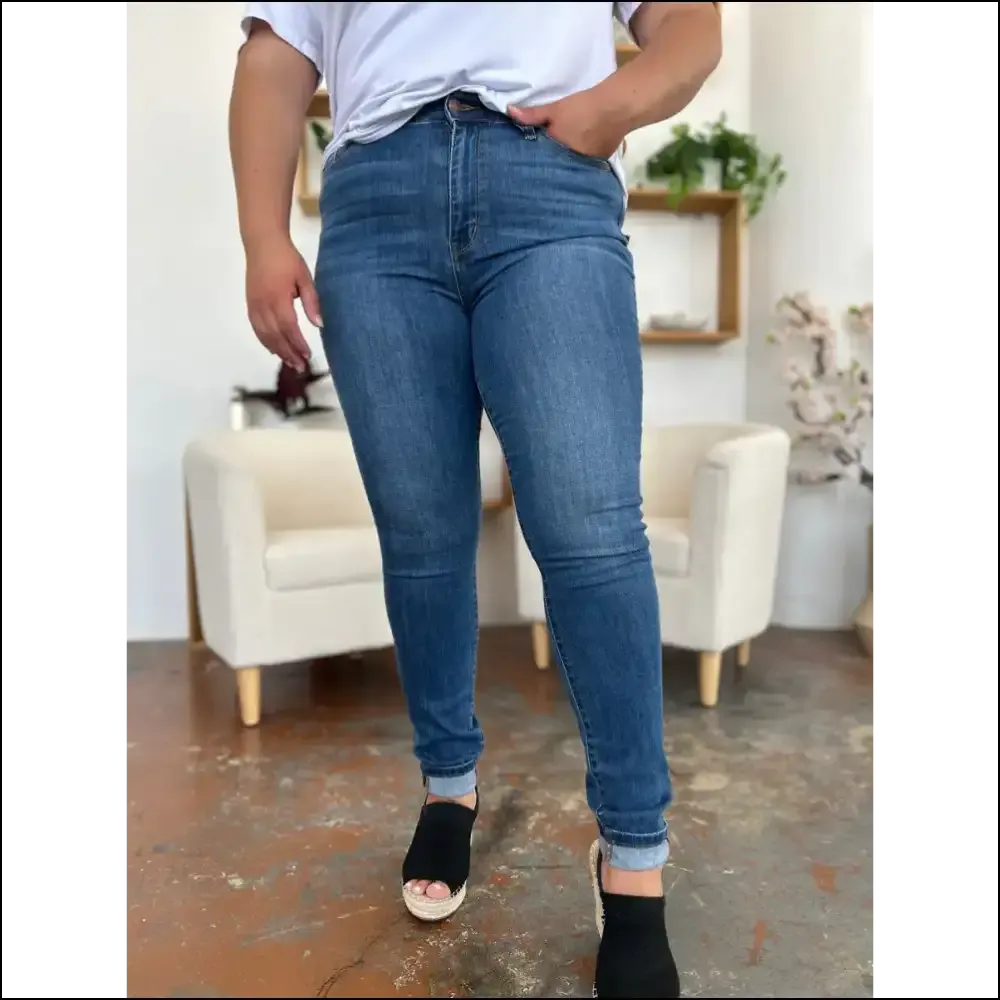 Cuffed Hem Skinny Jeans: Style so Good, Even your Couch will Feel Jealous! 💁‍♀️