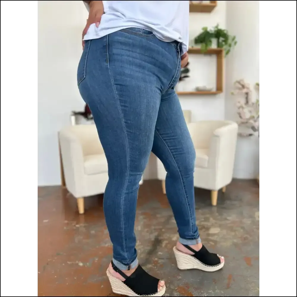 Cuffed Hem Skinny Jeans: Style so Good, Even your Couch will Feel Jealous! 💁‍♀️