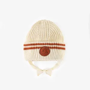 Tuque de maille crème en polyester recyclé, bébé || Cream knitted toque in recycled polyester, baby
