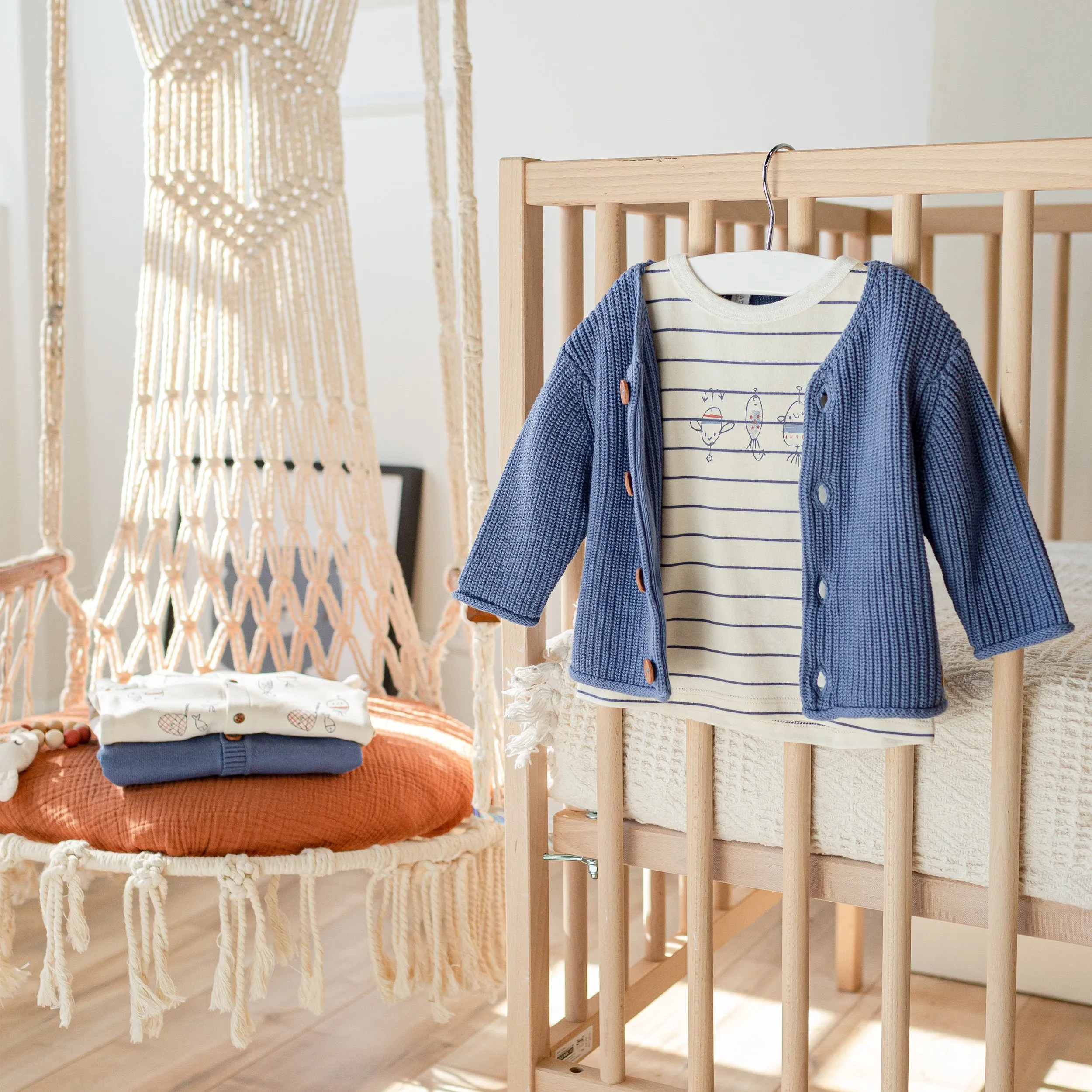 Veste de maille bleue extensible, naissance || Blue vest in stretchy knitwear, newborn