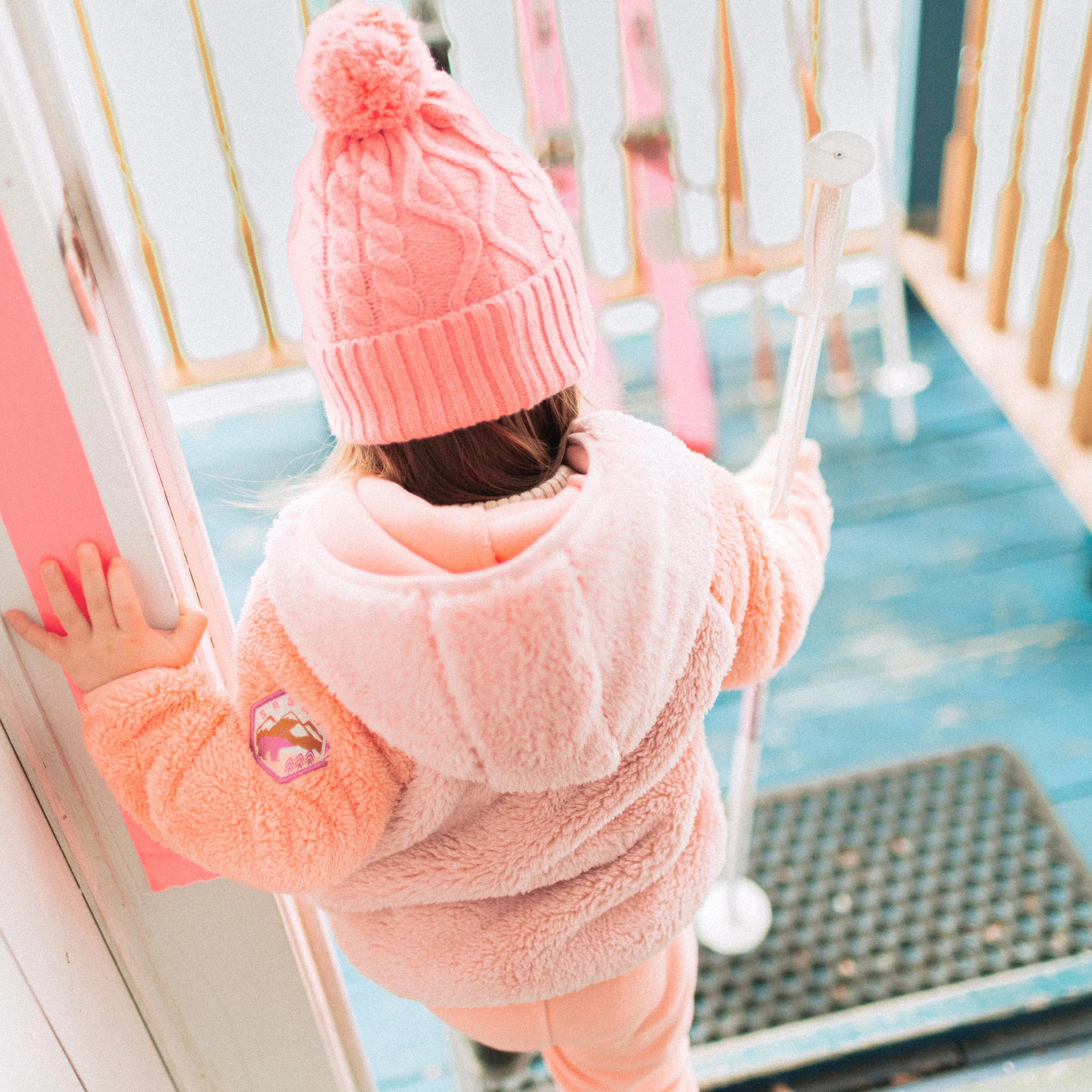 Veste en sherpa rose à capuchon et bloc de couleur, bébé || Pink color block hooded vest in sherpa, baby